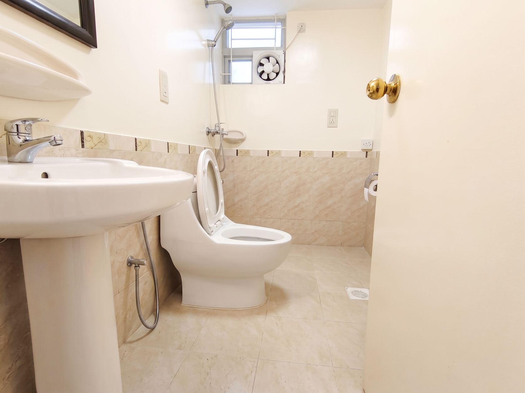 1922 sqft well-maintained apartment in Niketan
