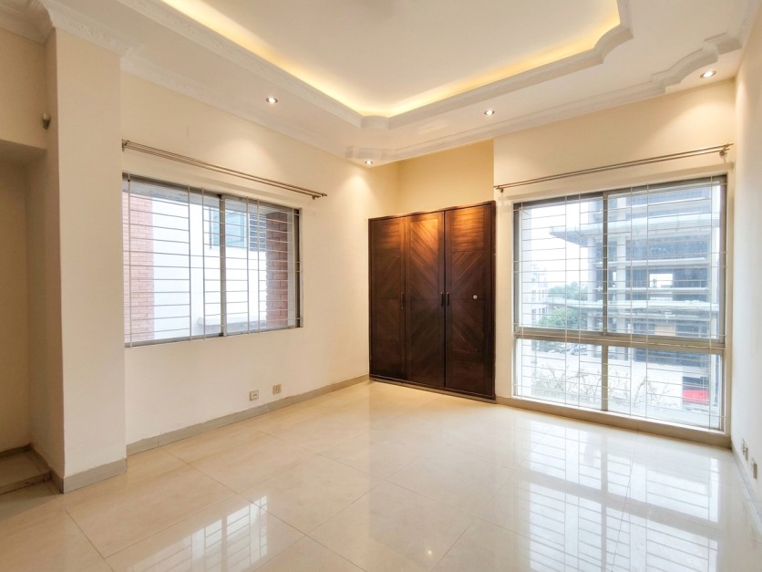 1922 sqft well-maintained apartment in Niketan
