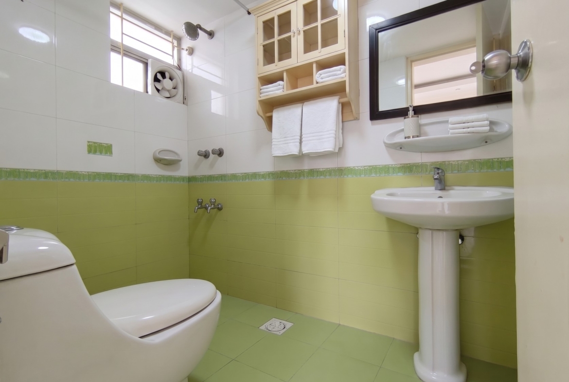 1922 sqft well-maintained apartment in Niketan