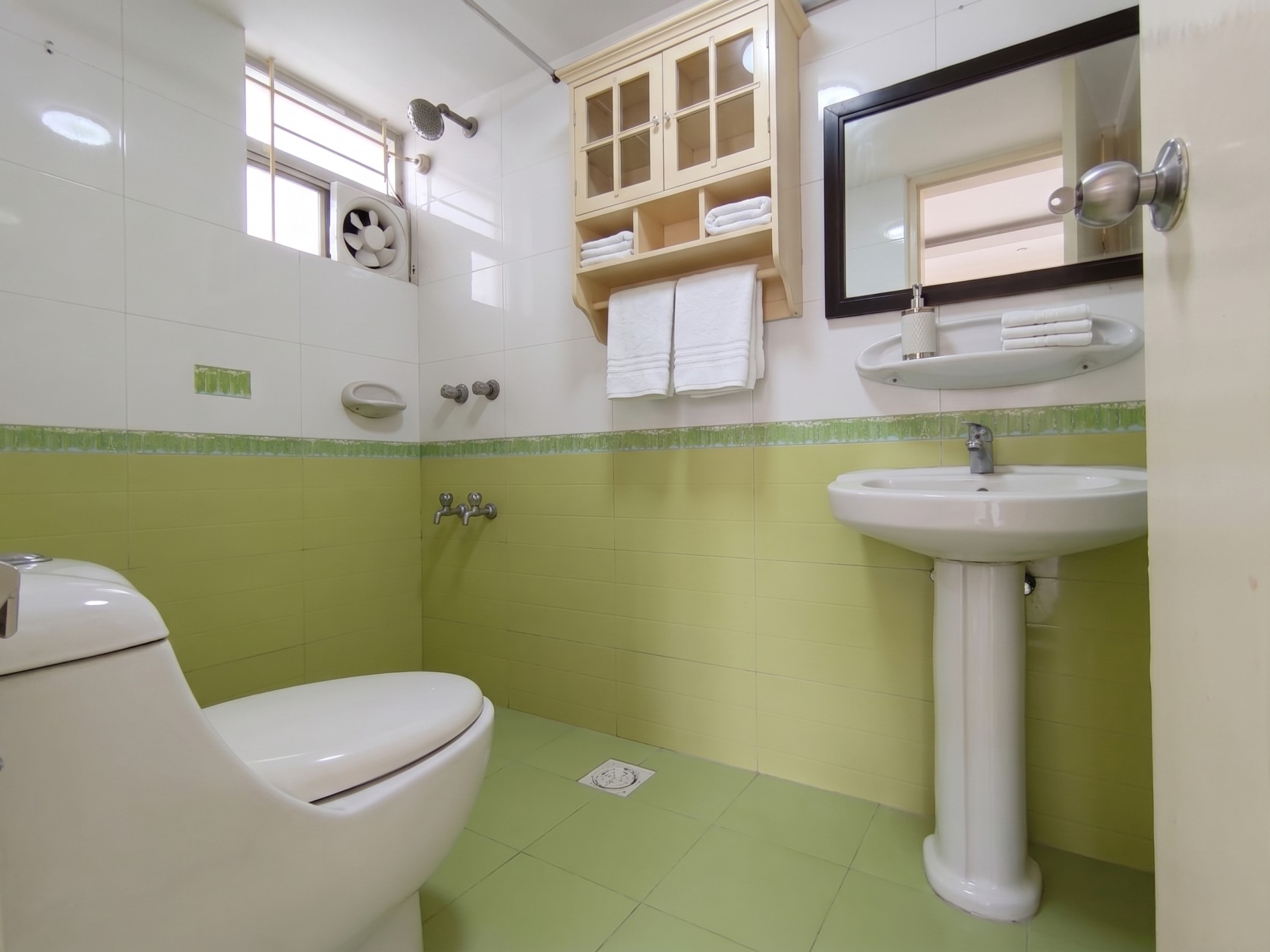 1922 sqft well-maintained apartment in Niketan