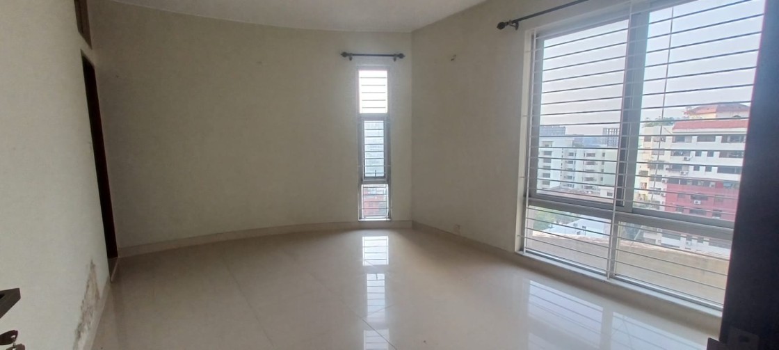 2605 sqft luxury apartment in New Eskaton Road